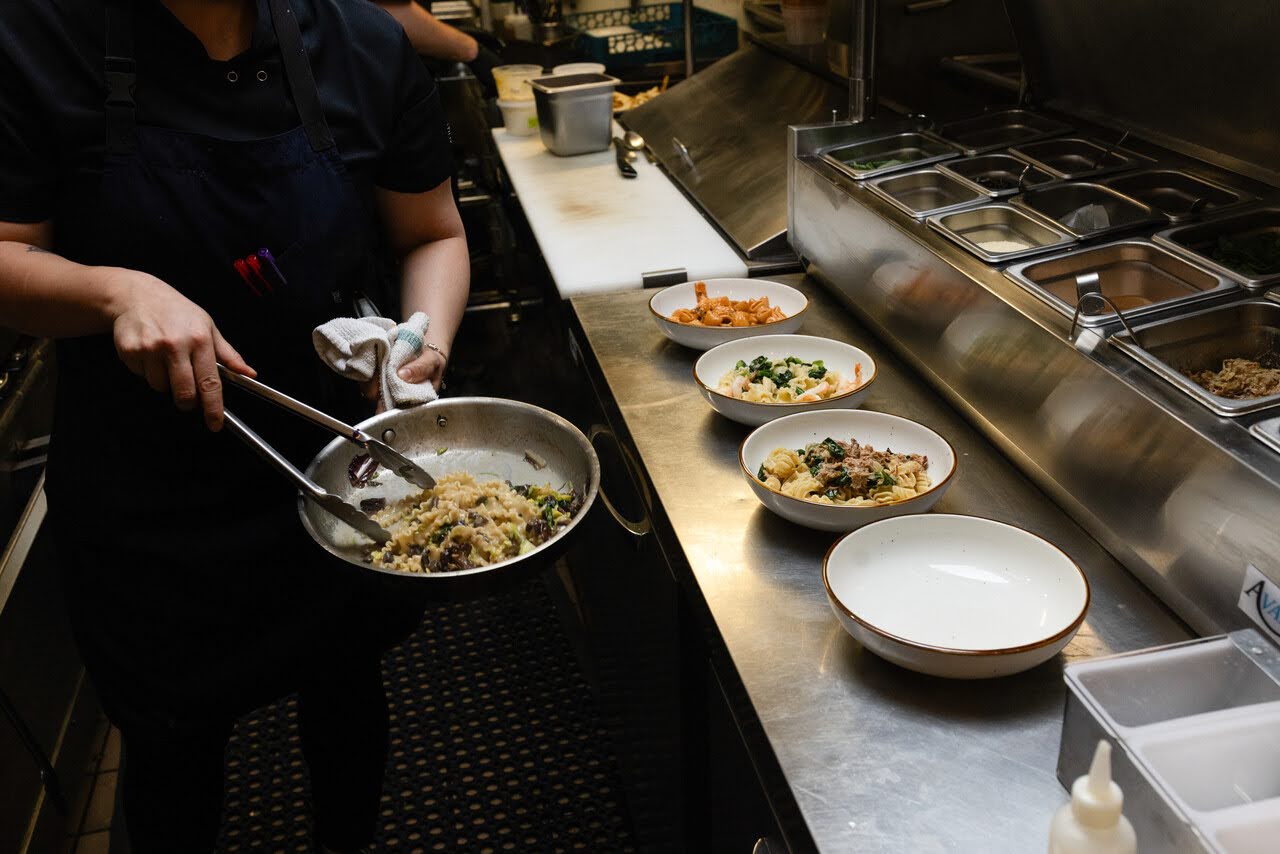 Open vs. Closed Kitchen: Operational Layouts, ROI, and Design Strategy