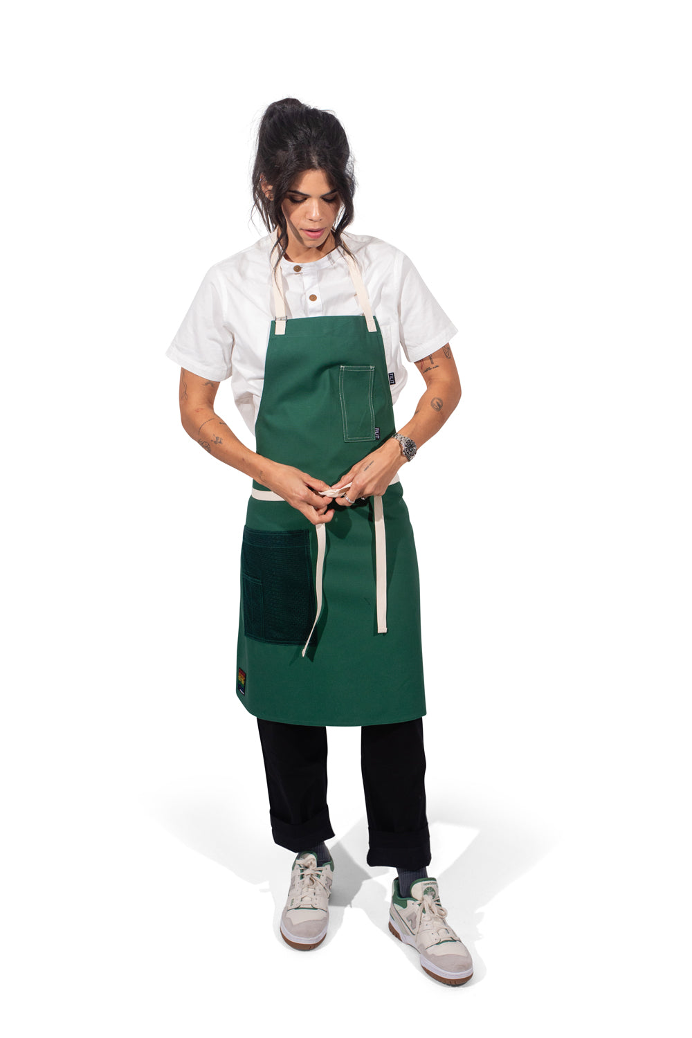 TILIT Green Apron with white straps a chest pocket and a mesh hip pocket